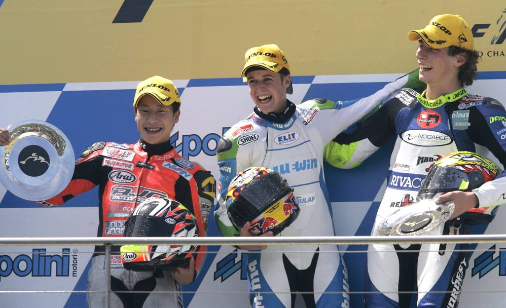 Marco Simoncelli, classificatosi terzo, festeggia il podio del Gp d’Australia insieme al vincitore Thomas Luthi (al centro), e al giapponese Tomoyoshi Koyama (Ap)